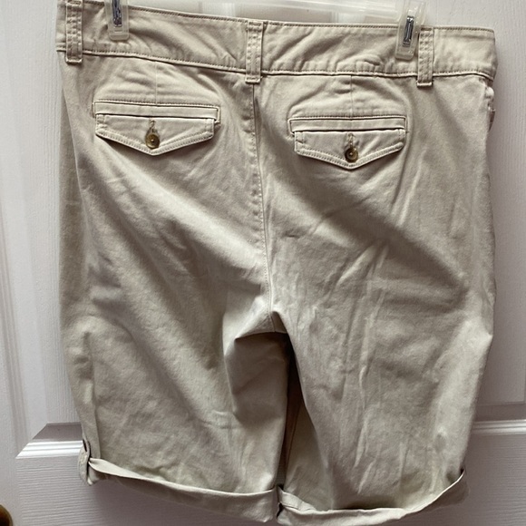 O womens Charter Club casual solid beige stretch knee length shorts size 16 - Picture 2 of 3